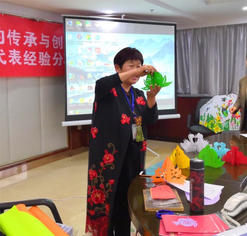 2016年度天游线路测速登录中心刺绣培训项目优秀学员代表杨爱凤进行剪纸展示。