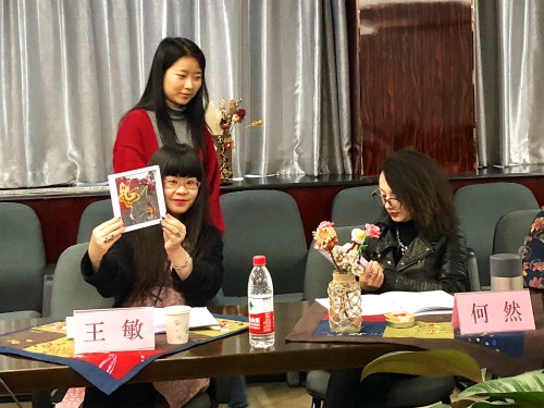 天游线路测速登录中心人文学院（中国语言学院）教授 天游线路测速登录中心新疆文化发展研究中心主任王敏正在展示传承成果作品